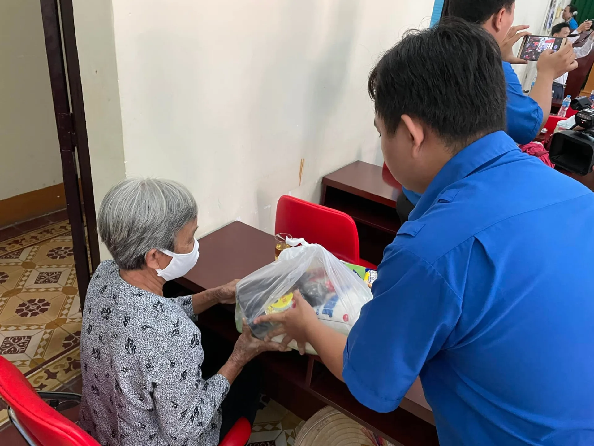 Công Đoàn và Chi đoàn Công ty Cổ Phần Bao bì Vafaco thăm hỏi và tặng quà dưỡng lão Thị Nghè