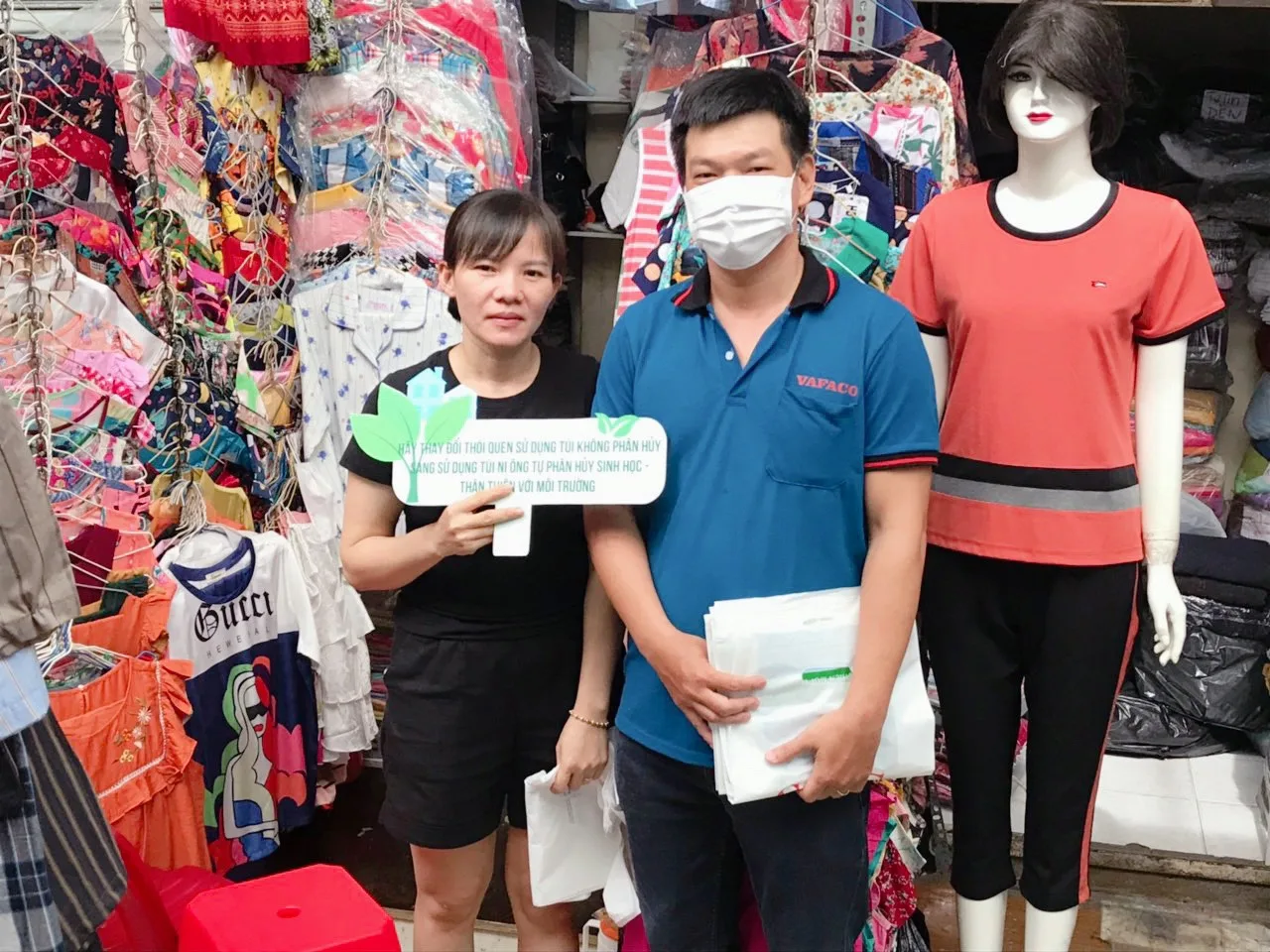 Khuyến khích người tiêu dùng sử dụng sản phẩm túi ni lông thân thiện với môi trường tại Chợ Nguyễn Tri Phương