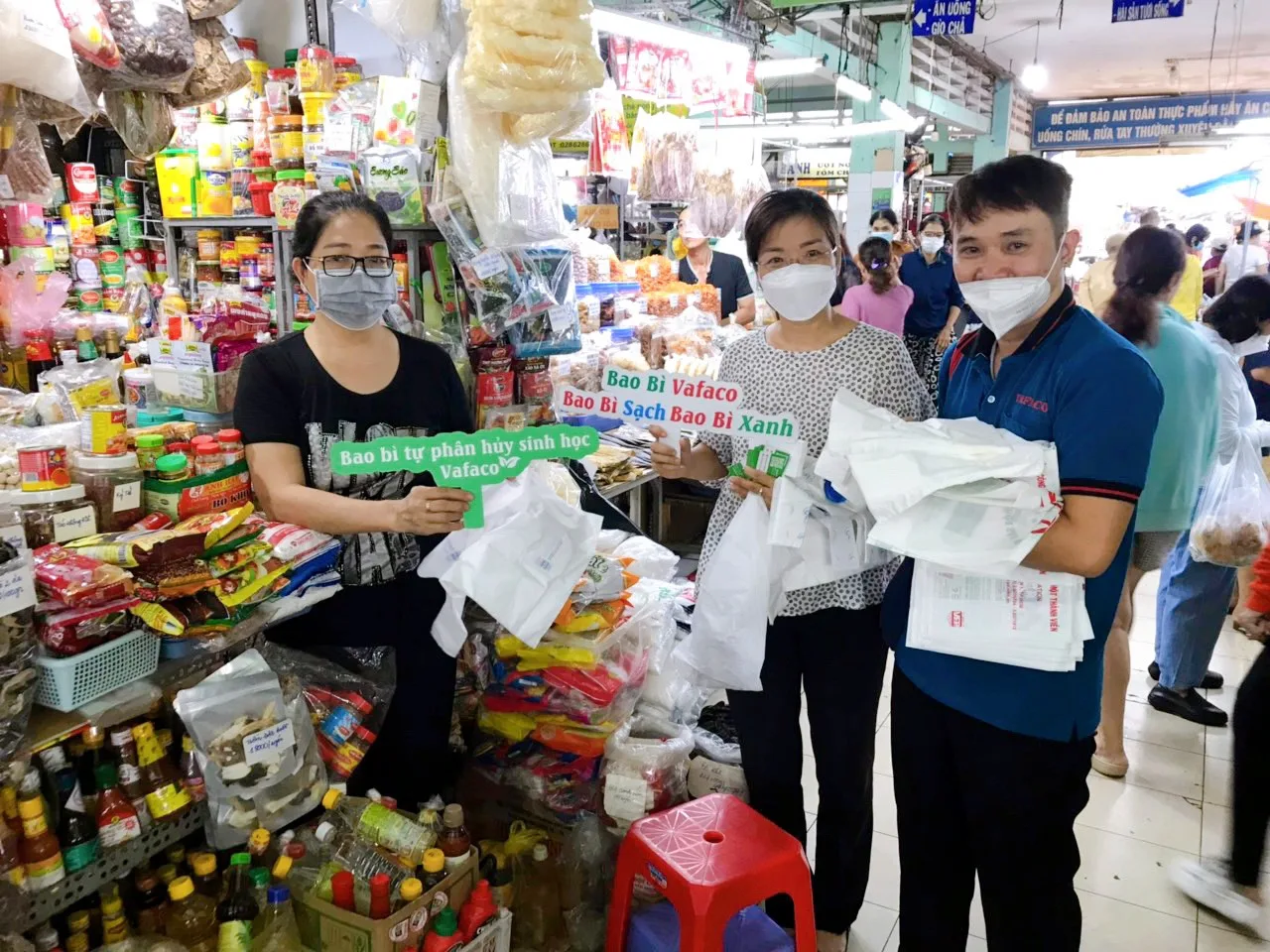 Khuyến khích người tiêu dùng sử dụng sản phẩm túi ni lông thân thiện với môi trường tại Chợ Nguyễn Tri Phương