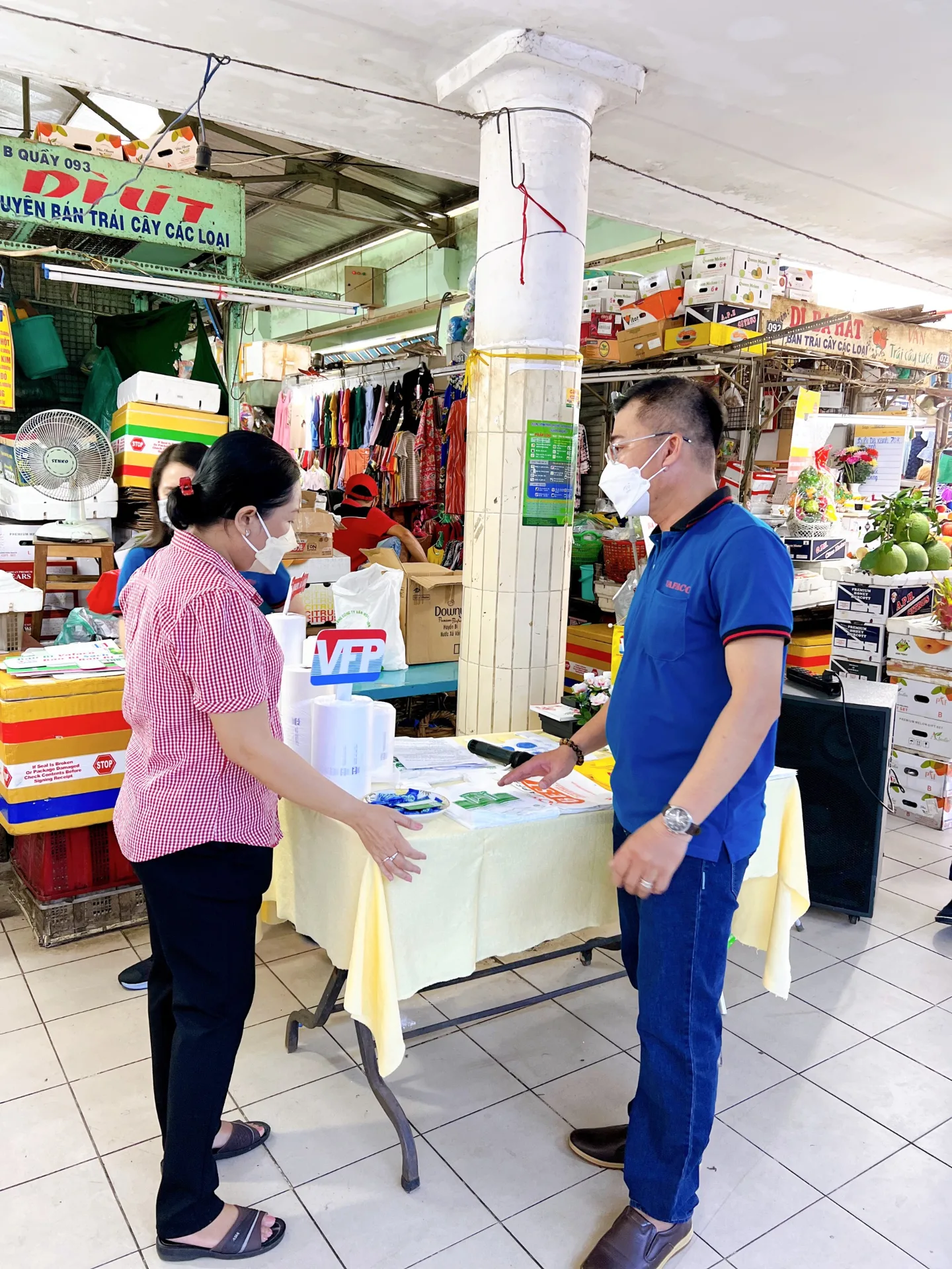 Khuyến khích người tiêu dùng sử dụng sản phẩm túi ni lông thân thiện với môi trường tại Chợ Nguyễn Tri Phương