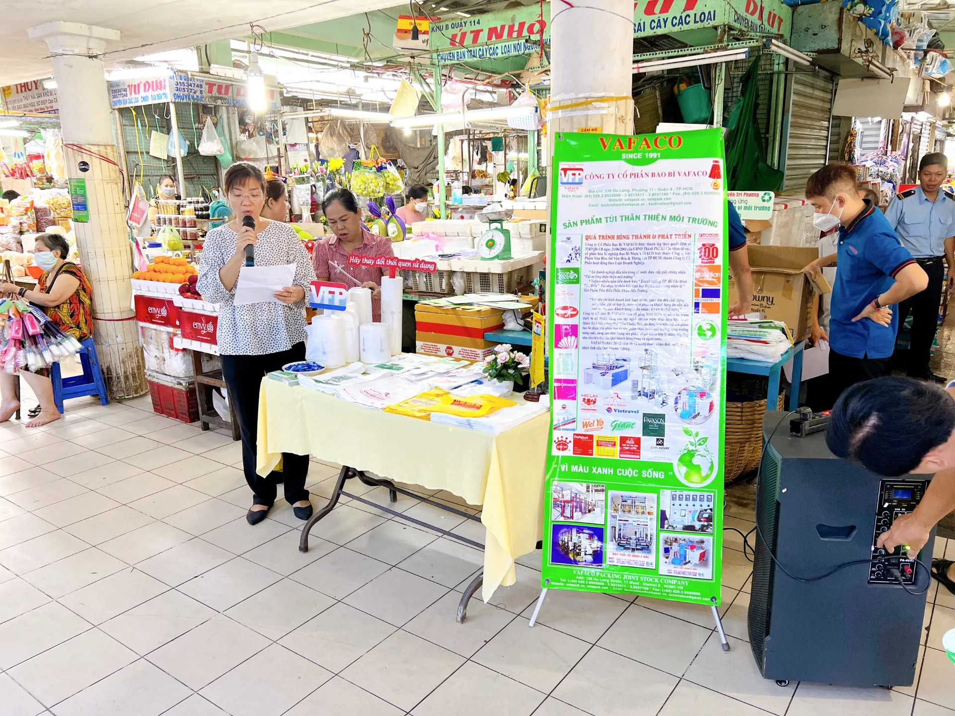 Khuyến khích người tiêu dùng sử dụng sản phẩm túi ni lông thân thiện với môi trường tại Chợ Nguyễn Tri Phương