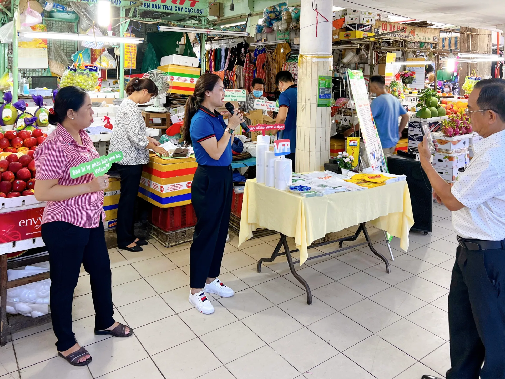 Khuyến khích người tiêu dùng sử dụng sản phẩm túi ni lông thân thiện với môi trường tại Chợ Nguyễn Tri Phương